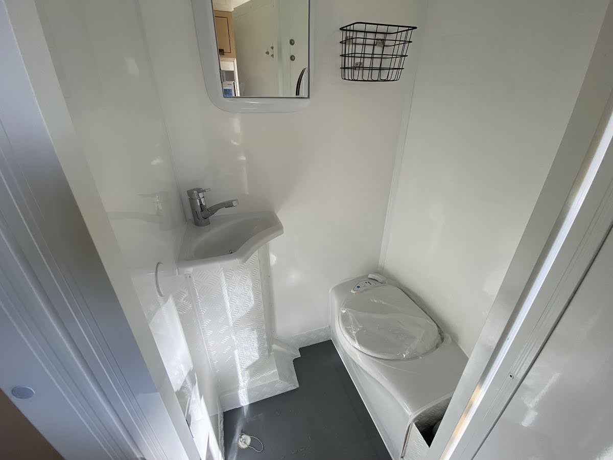 Toilette & Douche chaude dans une pièce séparée
