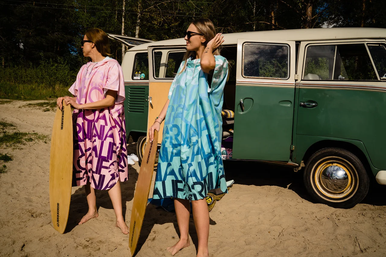 Poncho à capuche surf et plage Adulte California Pink – Image 4